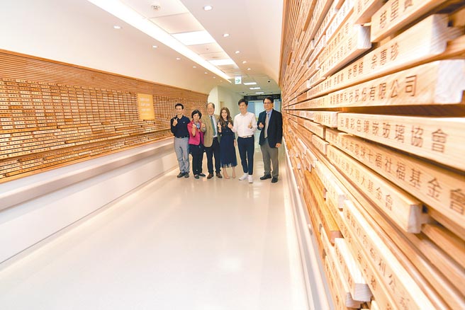 东基打造癌症大楼鐫刻爱心捐款者名字的「馨香墙」，12日办理感恩仪式。（庄哲权摄）