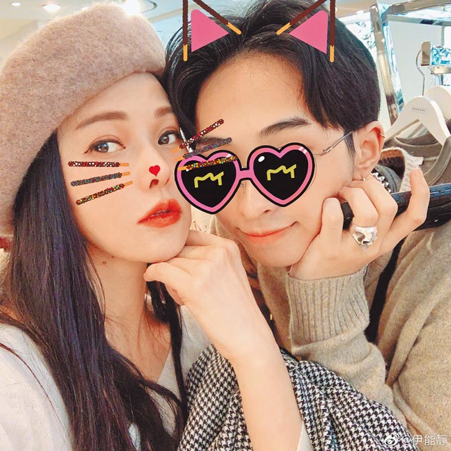 小哈利（右）和伊能静母子感情十分好。（摘自伊能静微博）