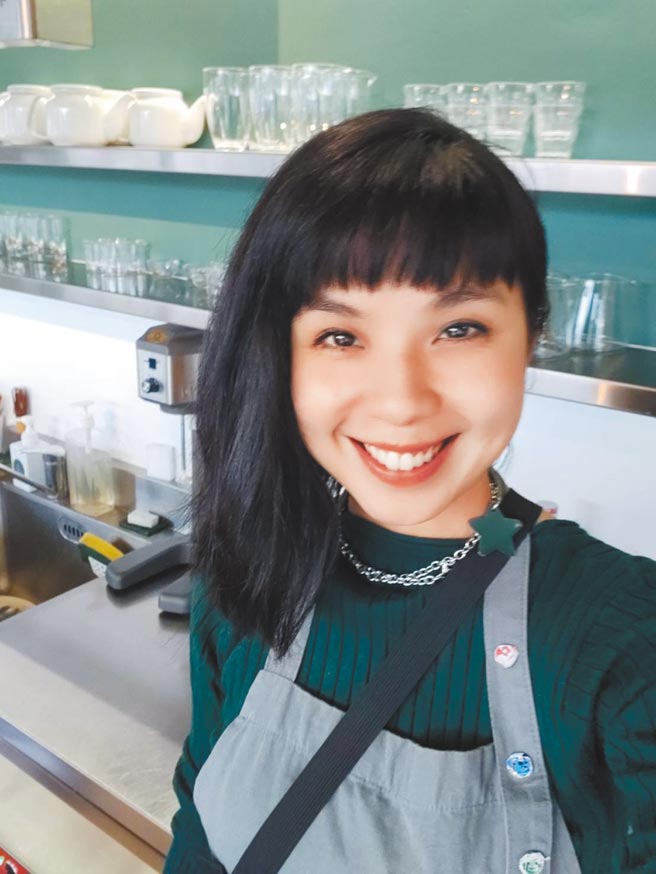 「3EP美少女」婷婷近期挑战当咖啡师。（婷婷提供）