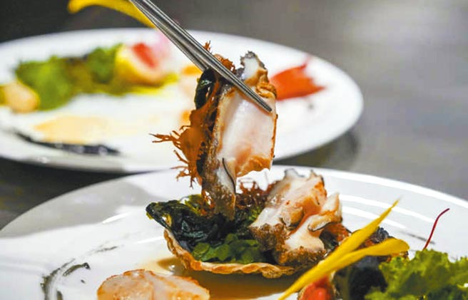 这道鲍鱼料理的口感，清爽美味。（梁幼祥提供）