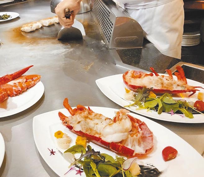 活龙虾鲜汁味美。（梁幼祥提供）