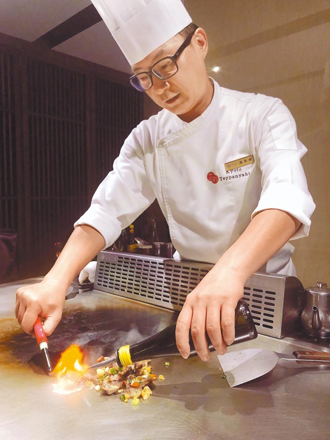 酒香火焰的炙烧，是铁板烧精彩的「食诱」。（梁幼祥提供）
