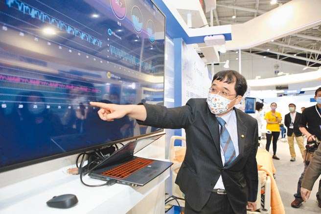 2020台湾医疗科技展3日开幕，新光医院由副院长洪子仁介绍一套3合1无扰式生理数据感测器，为该医院在防疫上的利器。（郑任南摄）