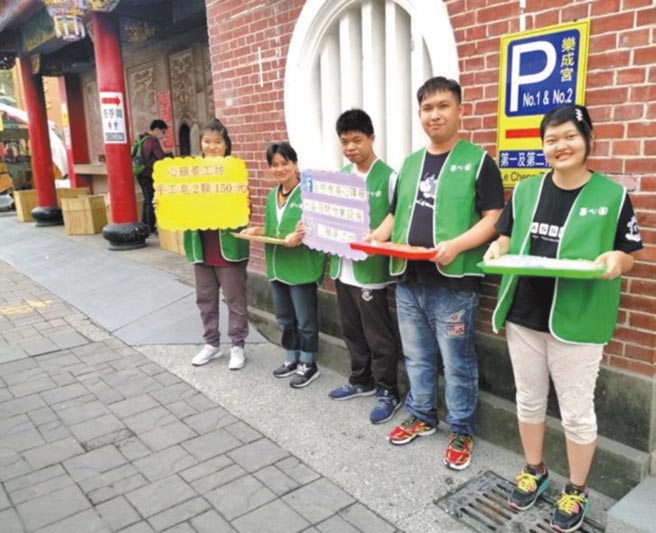 心愿景工坊身障学员到附近的乐成宫介绍自制产品，从人际互动中学会社交技巧也培养金钱观念。（臺中市政府社会局提供）