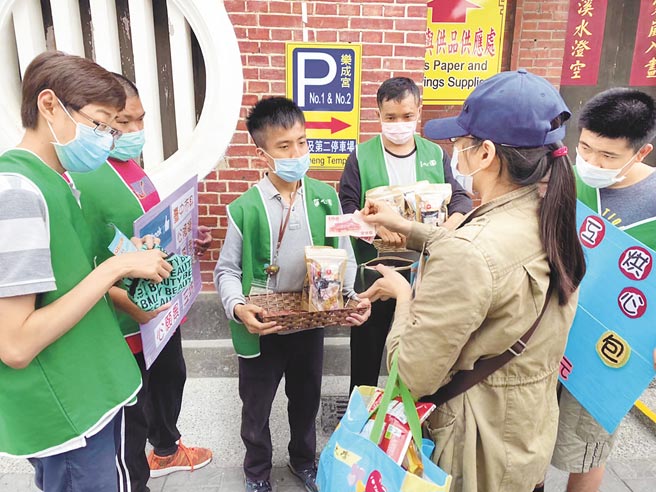 心愿景工坊学员练习社交技巧，增加社会参与机会，到附近的乐成宫介绍自制产品。（臺中市政府社会局提供）