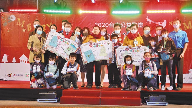 小朋友回赠大卡片给远东集团徐旭东董事长、远东百货营运长林彰豊、黄伟哲市长大合照。（远百提供）