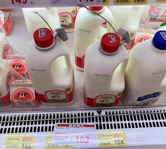 全聯鮮奶整排「被綁架」 內行曝：鮮奶界的LV