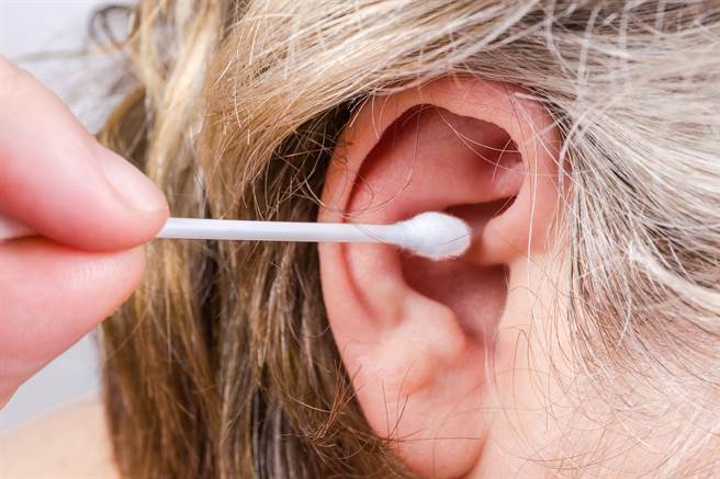 英国研究团队研发棉花棒式探针，以掏耳朵的方式就能检测第二型糖尿病、忧郁症等疾病。(图/Shutterstock)