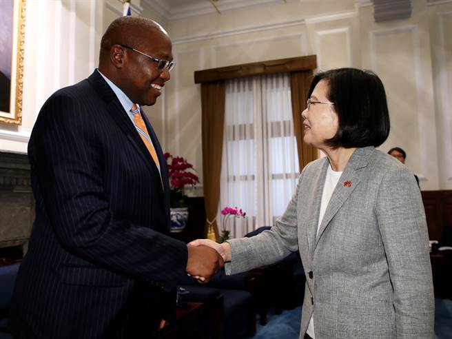 非洲友邦史瓦帝尼總理戴安柏13日在南非醫院過世，享年52歲，黛安柏於11月確診新冠肺炎，後前往南非住院治療。圖為黛安柏2019年訪台時，蔡英文總統接見的畫面。（資料照／中央社）