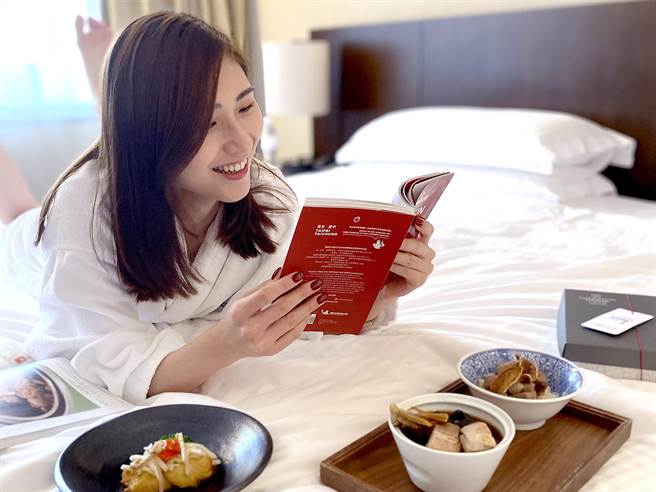 台北喜來登大飯店推出「必比登巡禮」住房專案，標榜客人在客房內即可享用米其林美食。（圖／台北喜來登大飯店）