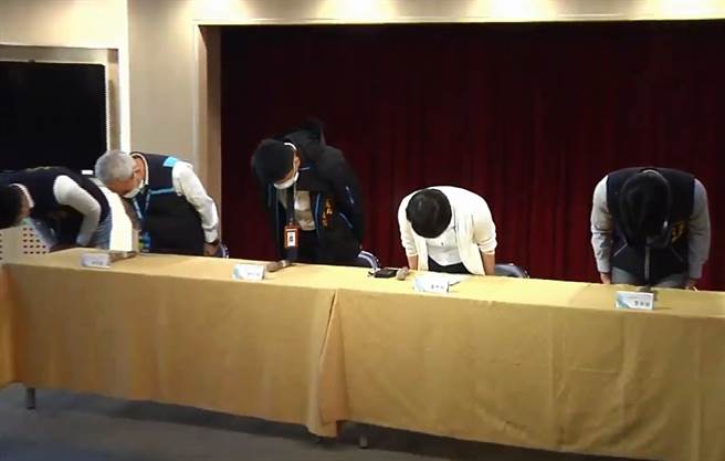 中捷通车延期，卢秀燕率团队鞠躬道歉。（中时新闻网直播）