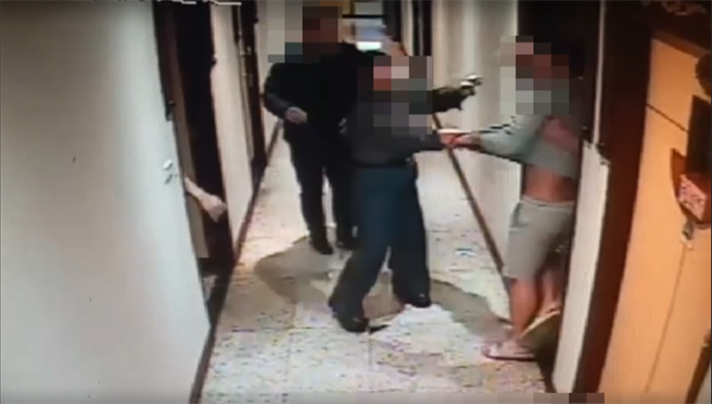 林姓兄弟在三峡一处KTV扭打斗殴，弟弟被哥哥拿刀刺伤。（记者蔡雯如翻摄）