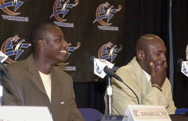 2001年NBA选秀状元夸米布朗(左)与当时的巫师篮球总裁麦可乔丹出席记者会。（美联社资料照）
