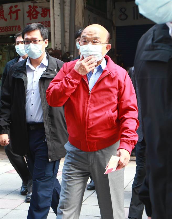 行政院长苏贞昌（中）13日参访台湾漫画基地，特别带着消费券要替孙子买漫画。（陈信翰摄）