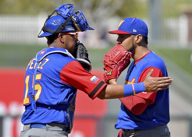 苏亚雷兹（右）续留阪神虎队，价码2年675万美元；图为2017年经典赛他效力委内瑞拉队的照片。（美联社资料照）