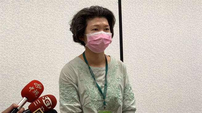 高市劳工局科长许文琼表示，士达卫咖啡无预警倒闭，恐违大量解雇劳工法。（柯宗纬摄）