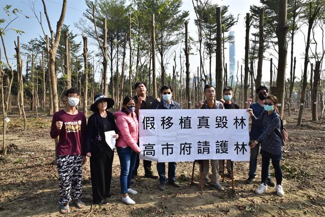 仁武区大片树木遭乱砍，大社环境守护联盟、高雄市议员吴益政（前左四）等14日对此发表抗议。（林瑞益摄）