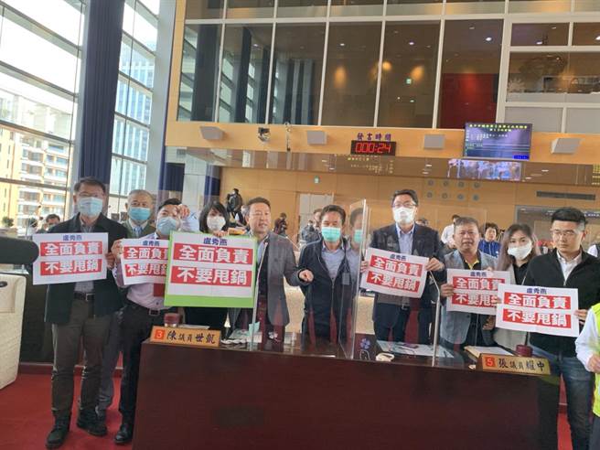 民进党市议员要求市府「全面负责、不要甩锅」。（陈世宗摄）