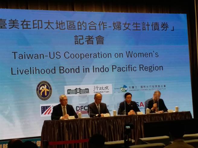 邓振中回应莱猪标示(张理国摄)