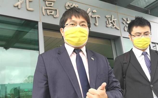 制宪基金会的委任律师黄帝颖（左）说，中选会驳回制宪意向公投有违宪之虞，故提起行政诉讼，并建请法官声请释宪。（黄捷摄）