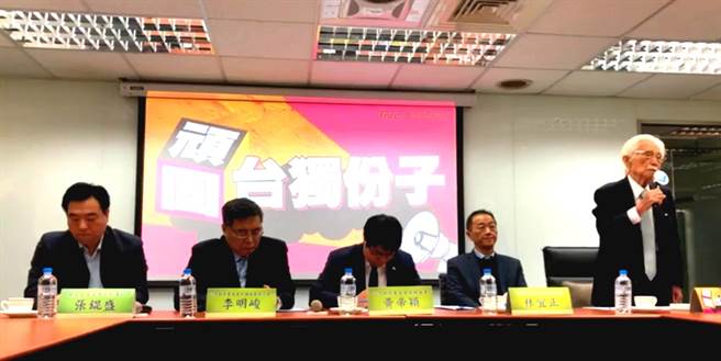 中選會10月16日駁回台灣制憲基金會提出的制憲公投案，台灣制憲基金會今天召開記者會宣布將針對該案進行行政訴訟並提出釋憲。（圖／崔慈悌攝）