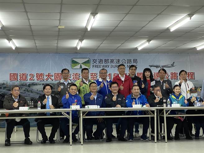 交通部长林佳龙、新北市长侯友宜、桃园市长郑文灿14日共同视察国道1号林口交流道壅塞问题。(蔡依珍摄)