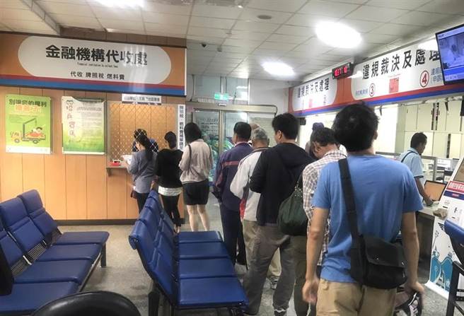排队缴纳汽燃费。（本报资料照／台东监理站提供）
