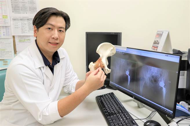 黄鼎钧医师指微创人工关节搭配鸡尾酒止痛疗法的注射点，可让病人持续练习膝盖弯曲。（罗浚滨摄）