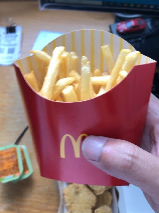 网友PO出外带的麦当劳薯条，发文质疑「中薯这个量大家觉得合理吗？」(图/截自Dcard)