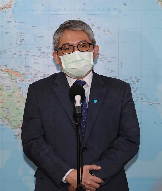 行政院长苏贞昌日前为「蔡总统吃6980元便当」的假消息，要求严办网友，但台北等5处法院简易庭直接裁定不罚。内政部次长花敬群（图）14日至立法院内政委员会备询前受访回应，假新闻的确是严重问题，警方追查是应尽责任，至于司法如何决议都尊重。（刘宗龙摄）