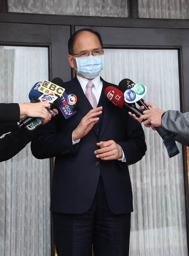 立委苏震清、廖国栋因涉嫌收贿，遭法院裁定羁押禁见，近日司法院发函给立院徵询是否许可续押。立法院长游锡堃（右）14日召开朝野协商并达成共识，立院程序委员会明日会将此案排入院会报告事项，立院院会礼拜五来处理。（刘宗龙摄）
