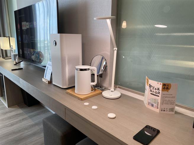 小米产品配置在承亿文旅客房提供智能服务。（廖素慧摄）