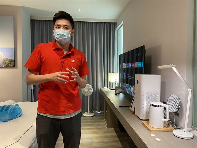  专人介绍客房内的小米产品如何提供智能服务。（廖素慧摄）
