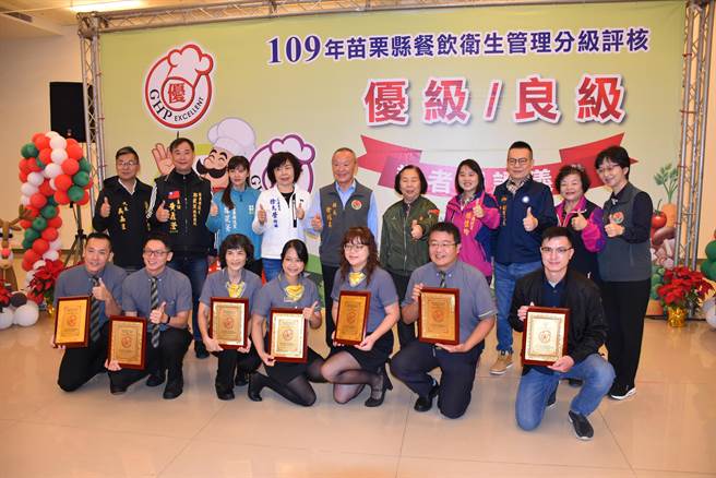 苗栗县长徐耀昌14日上午在卫生局颁奖表扬51家优良餐饮业。（谢明俊摄）