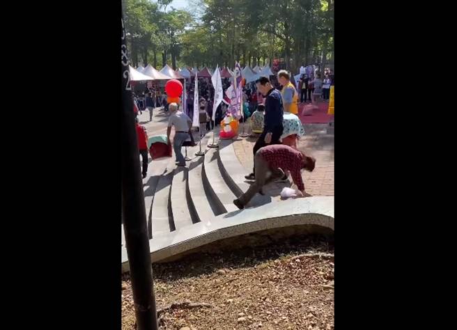 网友拍下彰师大宝山校区一处阶梯，由于第7阶有明显高低落差，导致多人每走必摔。(图/截自脸书)