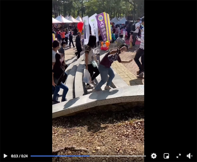 短短24秒的影片竟拍到连续6人在该处被楼梯绊倒或踉跄。(图/截自脸书)