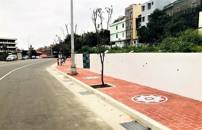 林口区竹林一路改善工程近日完工，结合竹林山观音寺徽章进行地板彩绘，未来将与社区大学合作彩绘墙面，打造在地特色人行道。（林口区公所提供／李俊淇新北传真）