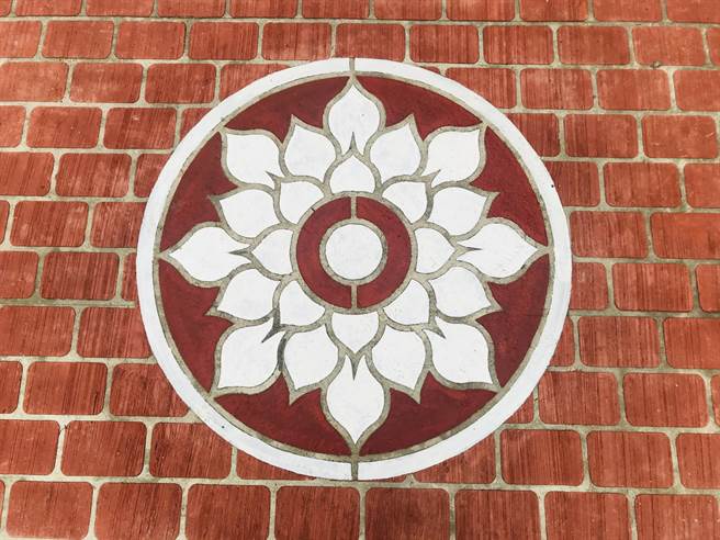 人行道铺面以钢筋混凝土为基础，採用喷花工法，邳结合竹林山观音寺徽章进行彩绘。（林口区公所提供／李俊淇新北传真）