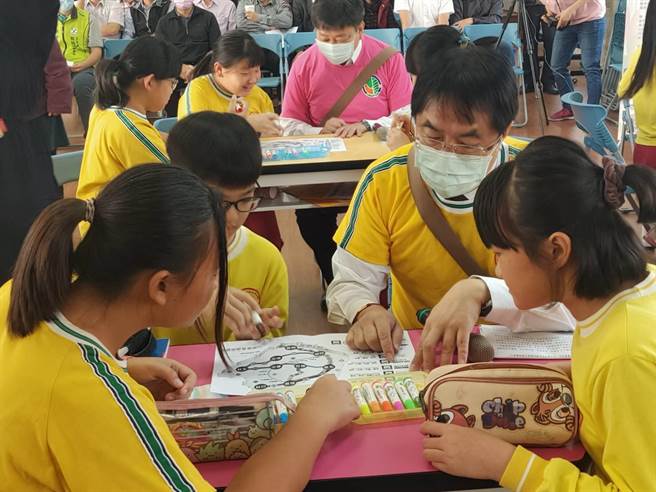 为让偏乡小校资源共享，南市府推动「偏远地区学校跨校合作创新学习」，首波整合山区到滨海10间国中小合作开课，市长黄伟哲14日也到场与孩子们一起上课。(庄曜聪摄)