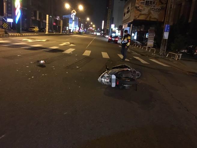 小客车疑似抢快闯红灯，造成机车男女双载2人倒地。（台中市警第二分局提供／张妍溱台中传真）