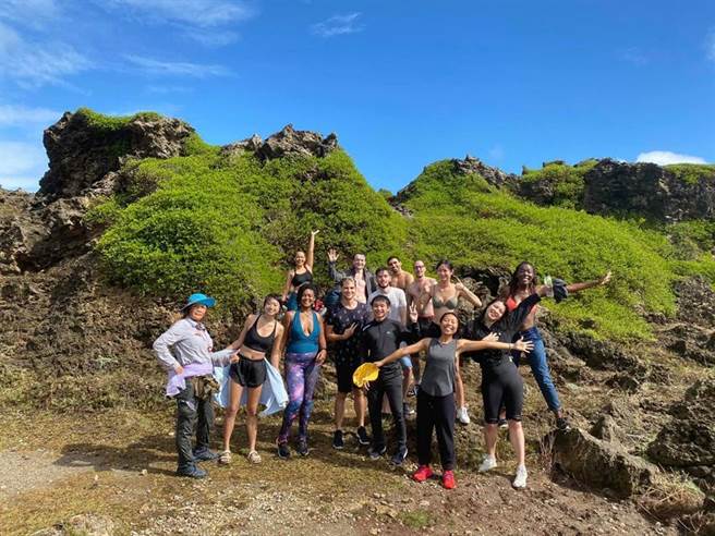 外國遊客到墾丁龍坑保護區留下深刻的印象。圖／縣政府提供