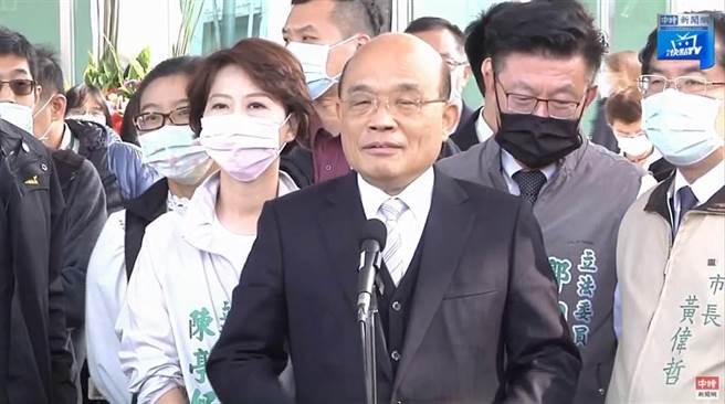 行政院长苏贞昌13日花三倍券为孙女购买漫画，却被人抓包发票上有打统编，遭质疑竟要花纳税人的钱买漫画。之后苏虽急澄清是交际科同仁先送了资料，他并不知情，也不会花公款，但仍引发议论。（本报系资料照片）