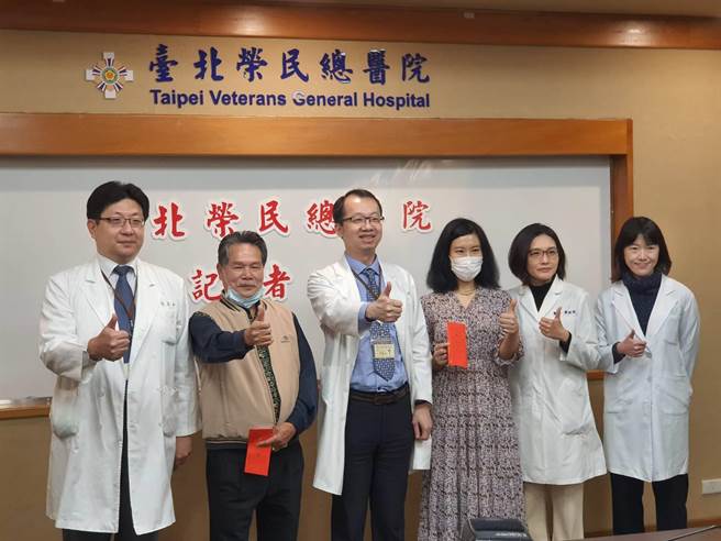 北荣研究团队歷时十多年找出遗传性脑中风的致病基因，今与病友一同举办成果发表会，左起为李宜中医师、病友陈先生、神经医学中心主任王署君、病友宗小姐、廖翊筑医师、锺芷萍医师。（陈人齐摄）