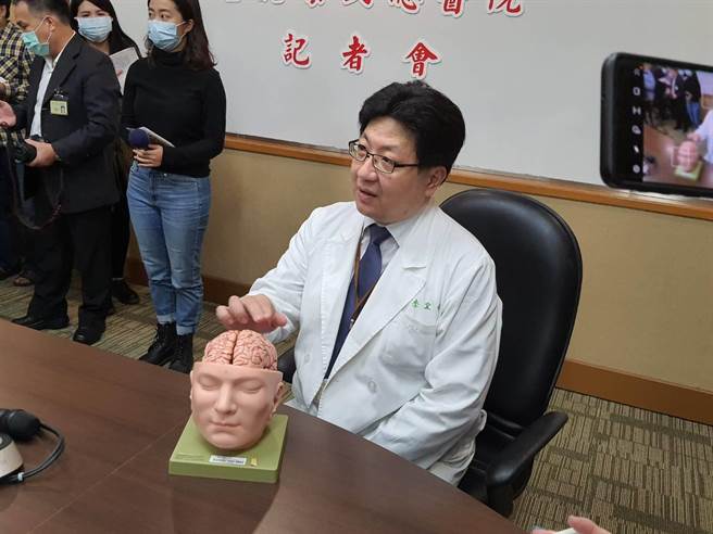 李宜中医师讲解脑白质病变影响的区域。（陈人齐摄）