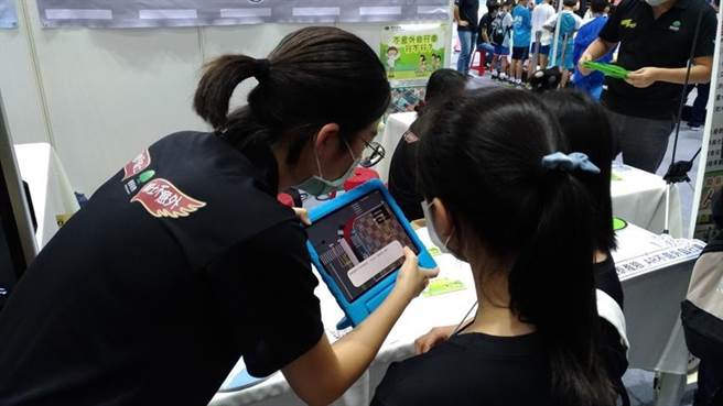 国泰产险结合AR扩增实境技术，开发活动专用APP，帮助孩童快乐学习交通安全知识。照／业者提供