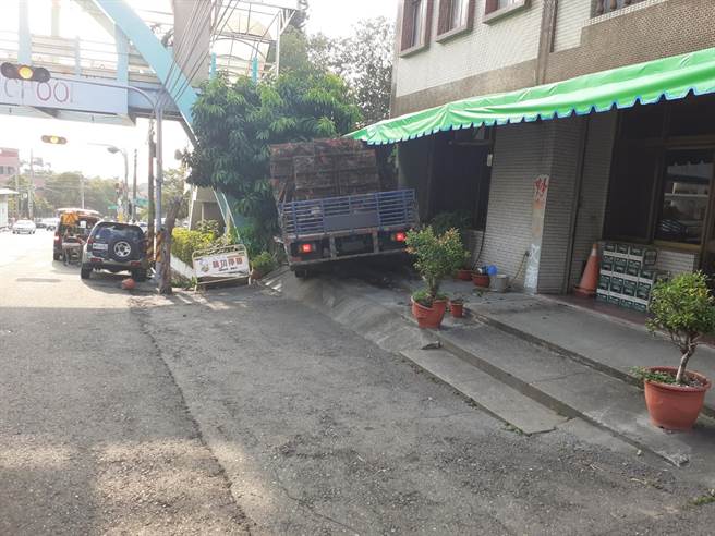 彰化县田中镇达德商工门口前，14日下午发生一起交通事故，1辆满载肉鸡要去送货的大型货车，疑似煞车失灵失控，衝撞路旁路树。（民眾提供／吴建辉彰化传真）