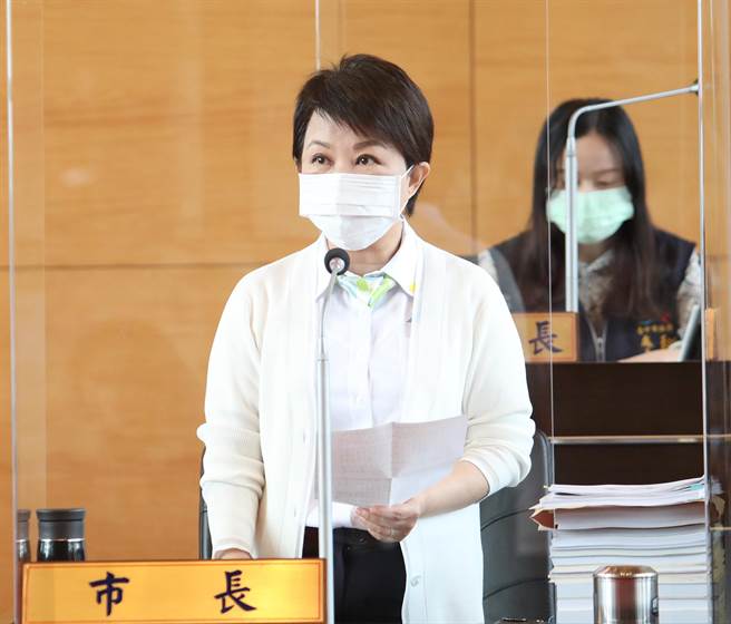 台中市长卢秀燕表示，市府明年度预算编列首重教育与社福，举债额度创下近8年最低，市府尊重议会决议，将持续推动市政不停歇。（陈世宗摄）