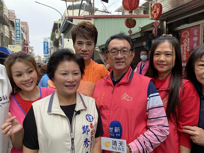 嘉义市爱乡慈善会理事长陈盈坤送羽绒衣、热食，关怀弱势族群。（廖素慧摄）