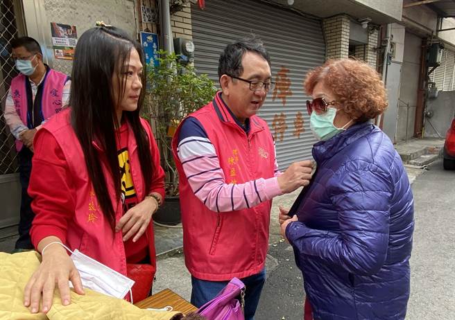 嘉义市爱乡慈善会理事长陈盈坤送羽绒衣，有弱势朋友当场穿着暖呼呼。（廖素慧摄）