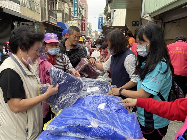 嘉义市爱乡慈善会送羽绒衣、热食给弱势族群。（廖素慧摄）